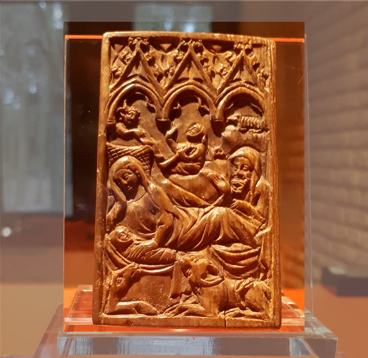 Tablette en bois de cerf. Scène de la Nativité ©asbl Gy Seray Boussu